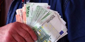 AUSTRIJA U ŠOKU: Bosanac skoro 20 godina primao penziju mrtve supruge Austrijska zastava i simbolična dokumenta o penzionim isplatama