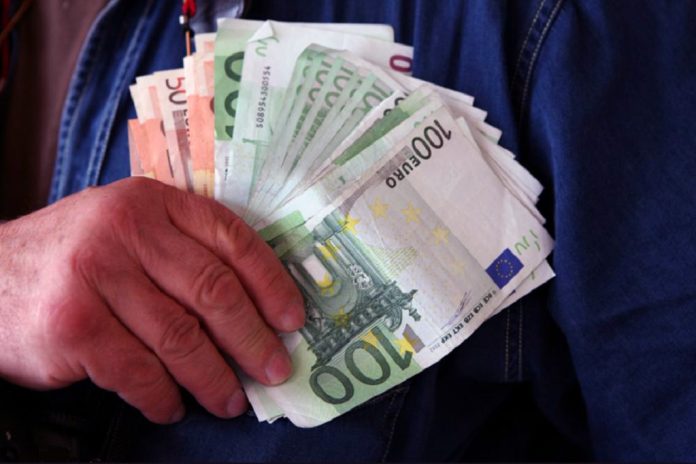 Austrijska zastava i simbolična dokumenta o penzionim isplatama