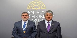 Baćićanin i Raev u Antaliji: jačanje kulturne saradnje Bošnjaka i TÜRKSOY-a Fuad Baćićanin i Sultan Raev na Antalya Diplomacy Forumu