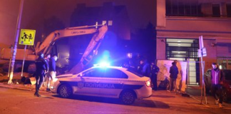 Beograd: Maskirani napadači brutalno pretukli radnika obezbeđenja Policijski uviđaj nakon napada na radnika obezbeđenja u Železniku