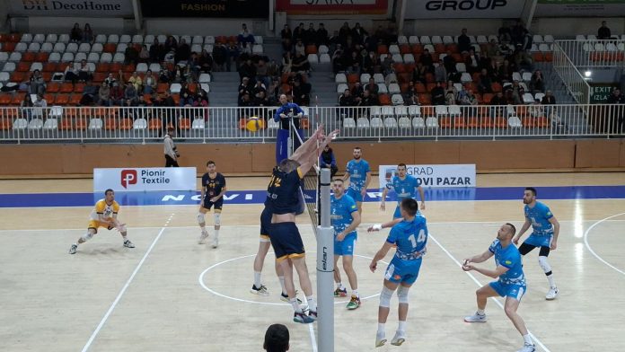 Marko Božović tokom obraćanja pred utakmicu plej-auta protiv Jedinstva