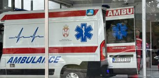 Četvorogodišnjak povređen u saobraćajnoj nesreći u Nišu, prevezen u UKC Ilustracija saobraćajne nesreće u Nišu i vozilo Hitne pomoći