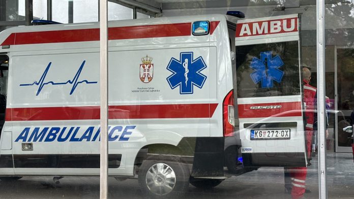 Ilustracija saobraćajne nesreće u Nišu i vozilo Hitne pomoći
