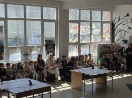 Predškolci i roditelji na manifestaciji „Dan otvorenih vrata“ u Osnovnoj školi „Ćamil Sijarić“