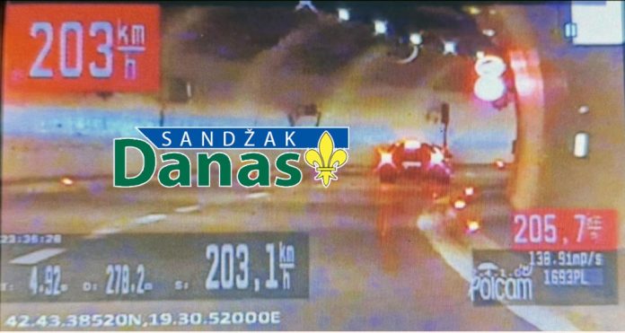 Policija zaustavlja vozilo nakon ekstremnog prekoračenja brzine na auto-putu