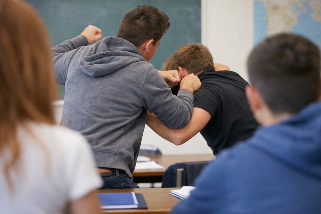 Policija i školski hodnik nakon incidenta između učenika u Bijelom Polju