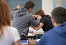 Drama u školskom hodniku: Maloljetnik napao vršnjaka u Bijelom Polju Policija i školski hodnik nakon incidenta između učenika u Bijelom Polju