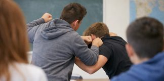 Policija i školski hodnik nakon incidenta između učenika u Bijelom Polju