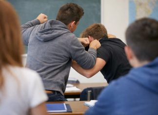 Drama u školskom hodniku: Maloljetnik napao vršnjaka u Bijelom Polju Policija i školski hodnik nakon incidenta između učenika u Bijelom Polju