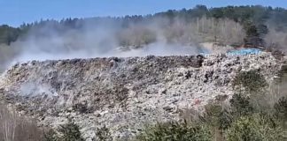 Ekološki alarm u Sjenici: danima gori deponija, građani traže odgovornost Gust dim nad deponijom u Sjenici i protest građana