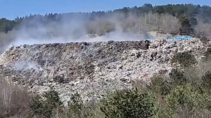 Gust dim nad deponijom u Sjenici i protest građana