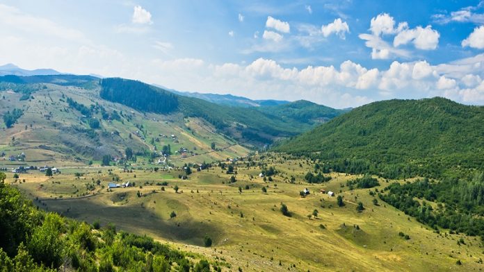 Volonteri tokom ekološke akcije čišćenja na Pešterskoj visoravni