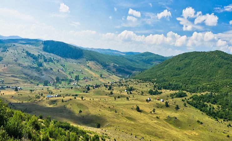 Volonteri tokom ekološke akcije čišćenja na Pešterskoj visoravni