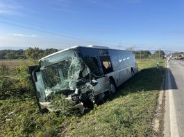 Policijska vozila na mestu udesa u Kaluđerici nakon sudara kamiona i autobuske konstrukcije