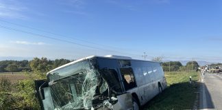 JeziV udes u Beogradu: kamion srušio autobusko stajalište, žena povređena Policijska vozila na mestu udesa u Kaluđerici nakon sudara kamiona i autobuske konstrukcije