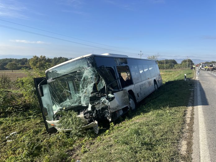 Policijska vozila na mestu udesa u Kaluđerici nakon sudara kamiona i autobuske konstrukcije