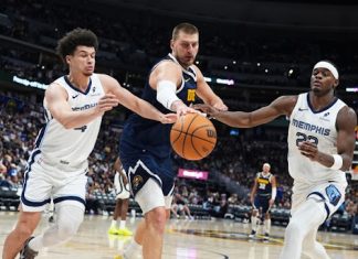 Jokićev novi tripl-dabl i deseta pobeda Denvera zaredom Nikola Jokić tokom utakmice Denvera protiv Memfisa