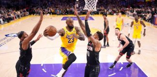 Lejkers i Njujork slavili u startu plej-ofa NBA lige Košarkaši Lejkersa i Niksi slave pobede u startu plej-ofa NBA lige