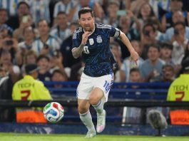 Lionel Mesi drži loptu na terenu dok klub Kornelja objavljuje vest o kupovini