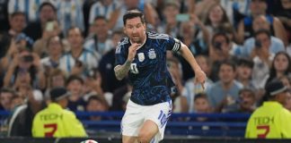 Lionel Mesi kupio španski petoligaški klub Lionel Mesi drži loptu na terenu dok klub Kornelja objavljuje vest o kupovini