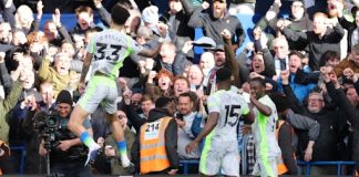 Mančester siti razbio Čelsi i približio se Arsenalu Mančester siti slavi gol protiv Čelsija u Premijer ligi