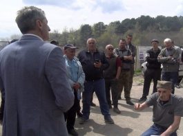 Meštani u Sjenici okupljeni kod deponije Goveđak tokom razgovora sa opštinskim predstavnicima