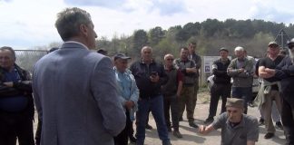 Meštani kod deponije Goveđak u Sjenici najavljuju blokadu puta Meštani u Sjenici okupljeni kod deponije Goveđak tokom razgovora sa opštinskim predstavnicima