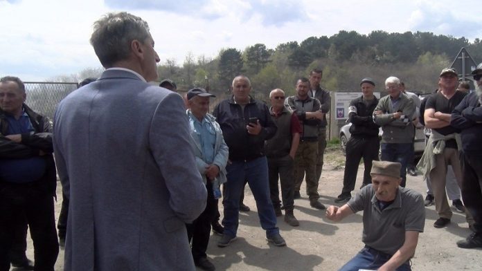 Meštani u Sjenici okupljeni kod deponije Goveđak tokom razgovora sa opštinskim predstavnicima