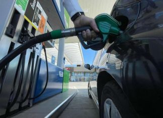 Nove cene goriva: skuplji i benzin i dizel Benzinska stanica sa cenama evrodizela i benzina