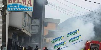 Novi Pazar: Automobil planuo u Dohoviću, vozačica na vreme izašla Vatrogasci gase požar na automobilu u Dohoviću kod Novog Pazara