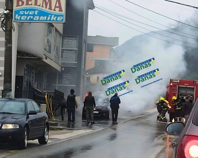 Vatrogasci gase požar na automobilu u Dohoviću kod Novog Pazara