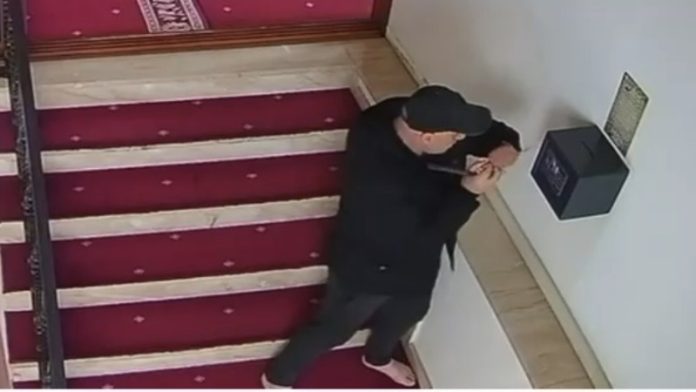 Policija na uviđaju nakon obijanja džamije u Novom Pazaru