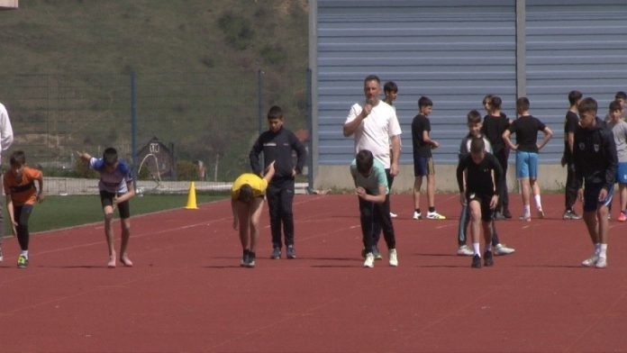 Školarci na atletskom takmičenju na Atletskom stadionu u Novom Pazaru