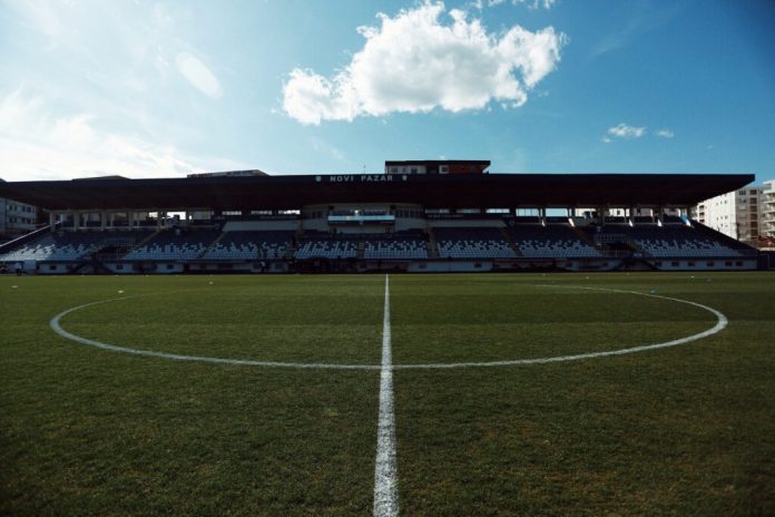 Igrači Novog Pazara i Partizana u borbi tokom utakmice koja je završena 3:2