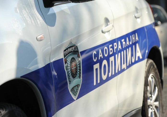 Ekipe Hitne pomoći intervenišu nakon saobraćajne nezgode u Zemunu