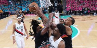 Portland i Filadelfija napravili brejk, Lejkersi poveli 2:0 protiv Hjustona Košarkaši Portlanda slave brejk u plej-of seriji protiv San Antonija