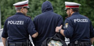 Prevara stoleća: Srbin Mehmed R. osuđen na četiri godine zbog telefonskih prevara starijih Ilustracija: policija i telefon kao simbol telefonskih prevara