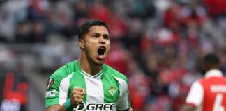 Remi Brage i Betisa u prvom meču četvrtfinala Lige Evropa Fudbaleri Brage i Betisa tokom meča četvrtfinala Lige Evropa završenog 1:1