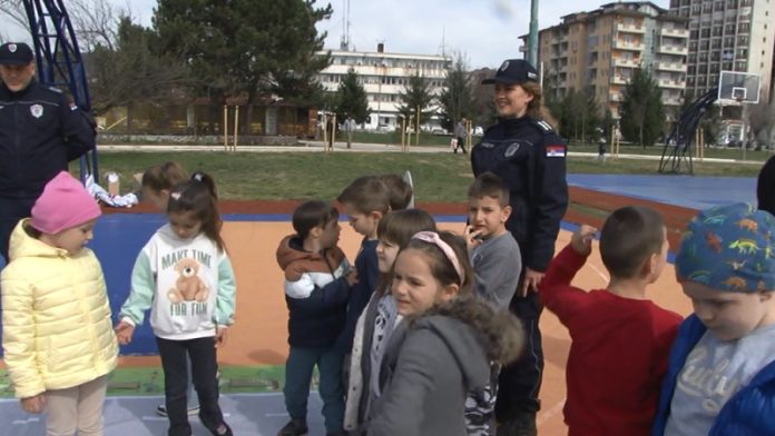 Autobus na putu tokom ekskurzije, uz obavezno vezivanje dece sigurnosnim pojasom