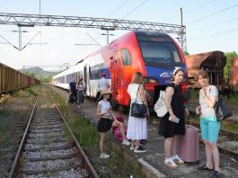 Ilustracija: dva voza na pruzi nakon sudara, ekipe hitne pomoći na terenu