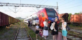 Sudar dva voza u Danskoj: povređeni, evakuacija završena Ilustracija: dva voza na pruzi nakon sudara, ekipe hitne pomoći na terenu