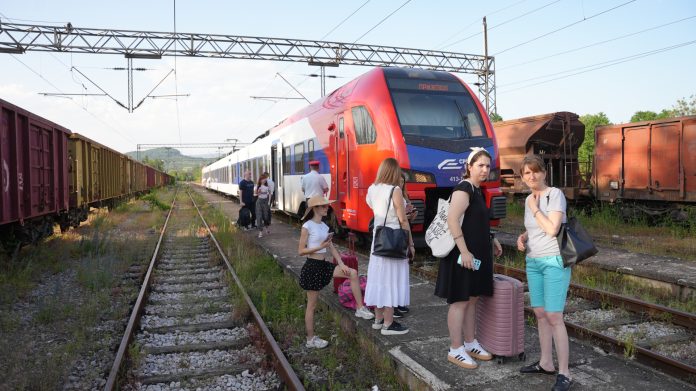 Ilustracija: dva voza na pruzi nakon sudara, ekipe hitne pomoći na terenu