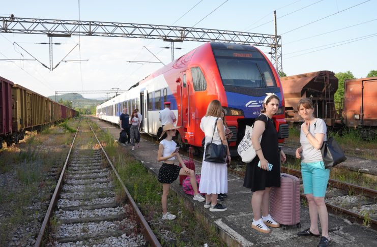 Ilustracija: dva voza na pruzi nakon sudara, ekipe hitne pomoći na terenu