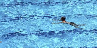 Svetsko plivanje ukinulo zabranu ruskim i beloruskim sportistima Sportisti na bazenu tokom takmičenja Svetskog plivanja