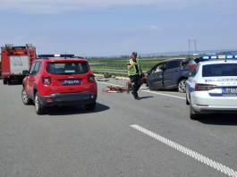 Policija i hitne službe na mestu teške saobraćajne nesreće na auto-putu