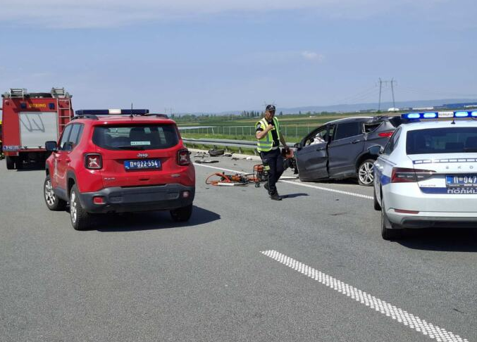 Policija i hitne službe na mestu teške saobraćajne nesreće na auto-putu