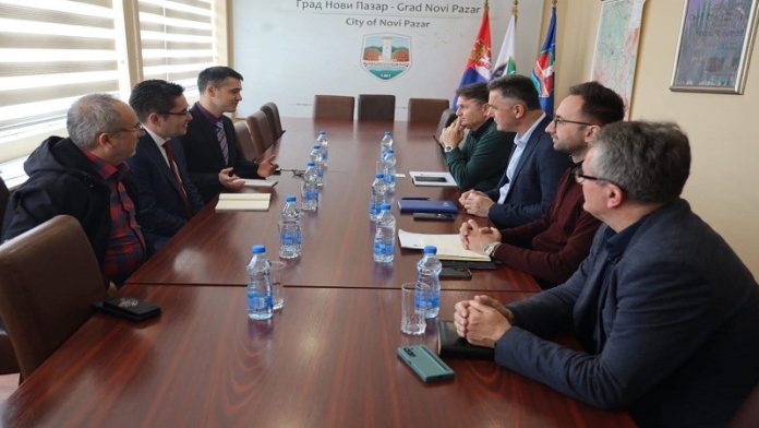 Koordinator TIKA-e Tefvik Vardar na sastanku sa gradonačelnikom Novog Pazara Nihatom Biševcem