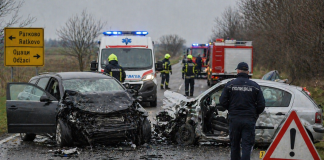 Tragedija na putu Ratkovo–Odžaci: jedna osoba poginula u sudaru Policija i hitne službe na mestu saobraćajne nesreće na putu Ratkovo–Odžaci