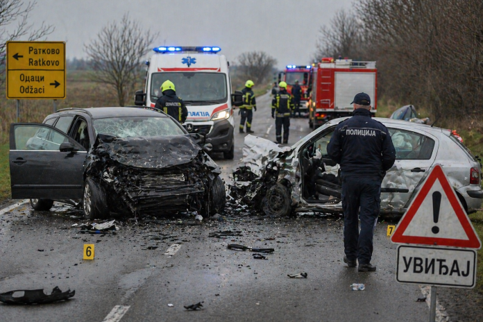 Policija i hitne službe na mestu saobraćajne nesreće na putu Ratkovo–Odžaci