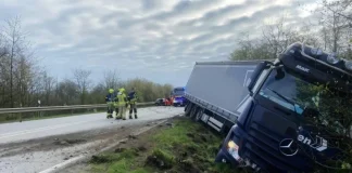TRAGEDIJA U NEMAČKOJ: Majka i dve ćerke poginule u sudaru s kamionom Policija na mestu saobraćajne nesreće u Nemačkoj kod Celle i Lachendorfa